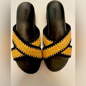 Brazilian sandals made of natural cork, jute and other natural fibers.